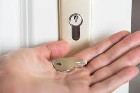 5 ways how a locksmith can help people